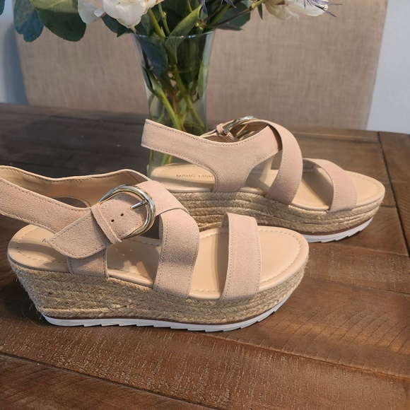Marc Fisher size 9M light natural suede wedge shoes - Picture 4 of 4
